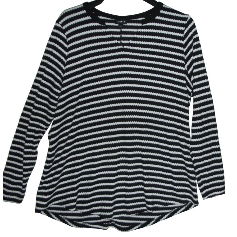 TORRID Top Womens Size 1X black white striped knit top v-neck long sleeve
